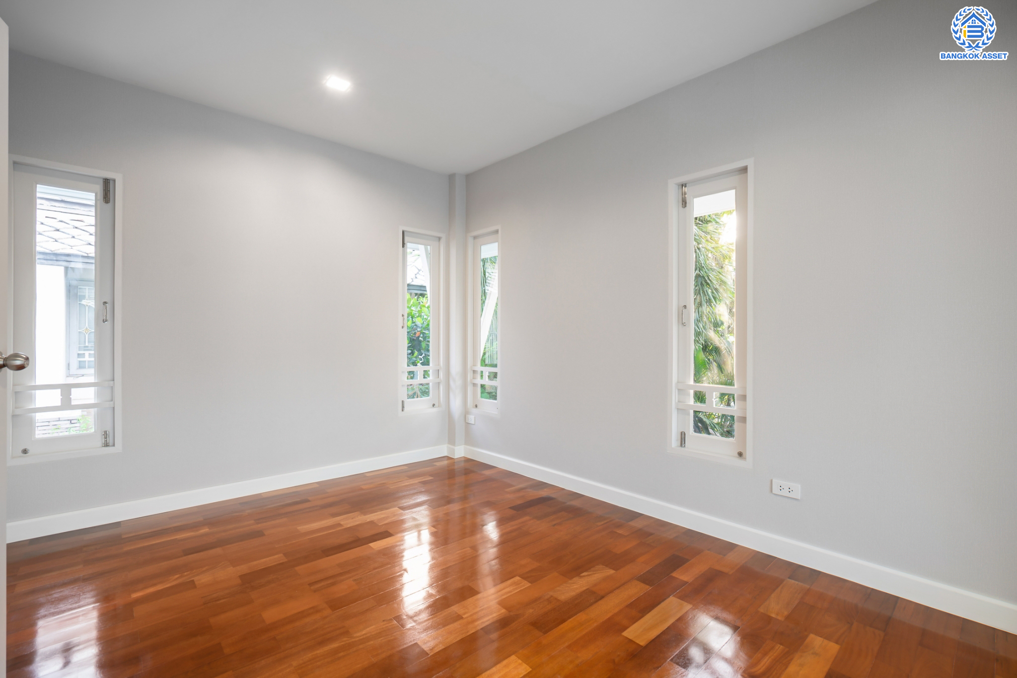 บ้านมือสองตกแต่งใหม่ ม.โนเบิลวานา ปิ่นเกล้า1 บ้านเดี่ยวหลังใหญ่ เนื้อที่ 65.6 ตร.ว. ฟังก์ชัน 3 ห้องนอน 4 ห้องน้ำ 1 ห้องแม่บ้าน จอดรถได้ 2 คัน บนสุดยอดทำเลเดินทางสะดวก หน้าโครงการติดถนนใหญ่บรมราชชนนี ใกล้ทางคู่ขนานลอยฟ้าบรมราชชนนี ม.มหิดล เซ็นทรัลศาลายา และรายล้อมด้วยสิ่งอำนวยความสะดวกครบ